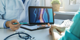 Arzt mit Patientin beim Präventsionsgespräch