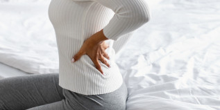 Frau mit Rückenschmerzen